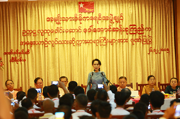 အေႏွးယာဥ္ လုပ္သားမ်ား၏ စိတ္ဓာတ္မွာ အမတ္အခ်ဳိ႕ထက္ သာလြန္ေၾကာင္း ေဒၚေအာင္ဆန္းစုၾကည္ ခ်ီးက်ဴး